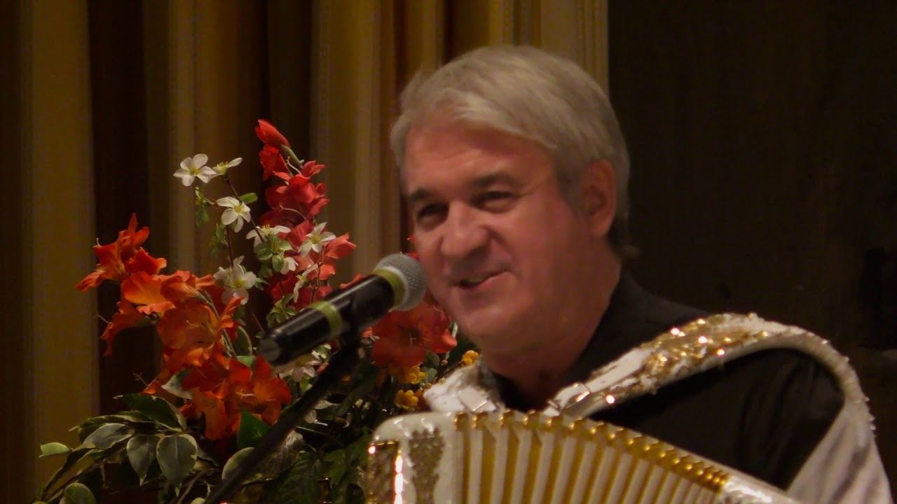 Поёт Валерий Сёмин. 