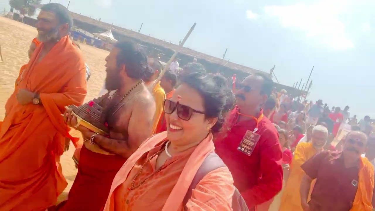 മഹാ മണ്ഡലേശ്വർ ആനന്ദവനം ഭാരതി സ്വാമിജിക്കൊപ്പം ഭാരതപ്പുഴയുടെ തീരത്ത്നാവാ മുകുന്ദ ഹരേ #kumbhamela 