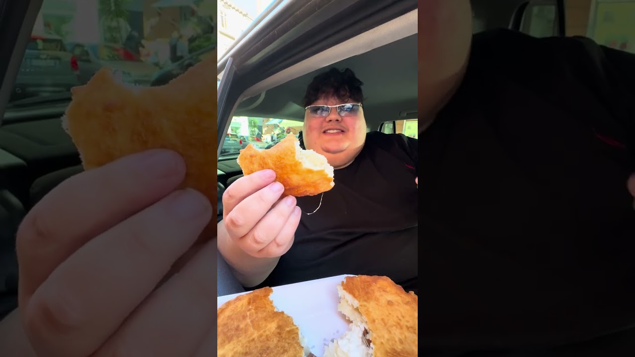 Il Dott Bavaro e la pizza fritta più grande di Napoli