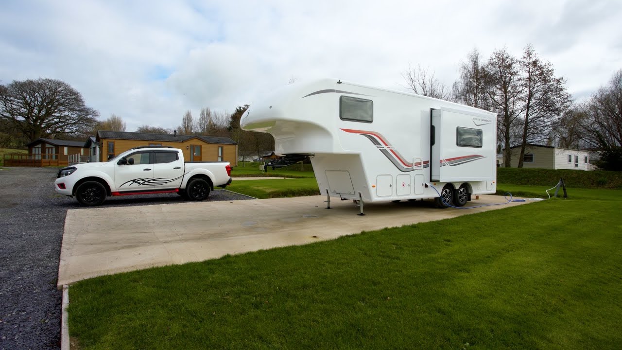 How to Un-Hook and Auto Level a Celtic Rambler Fifth Wheel