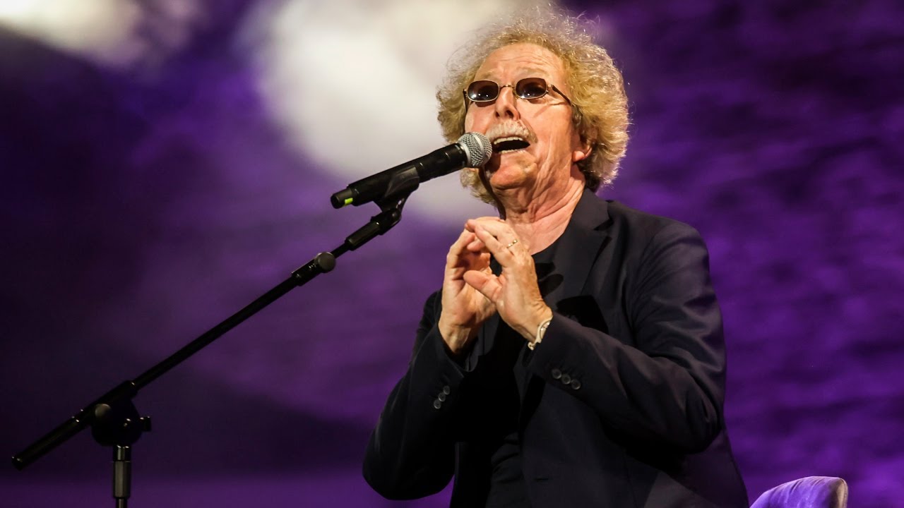 Fabio Concato in un medley dei suoi successi sul palco della finalissima di Musicultura 2023