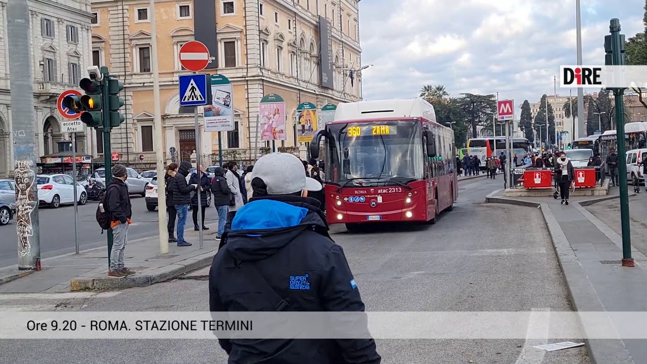A Roma in viaggio su metro e bus, tra assembramenti e guasti