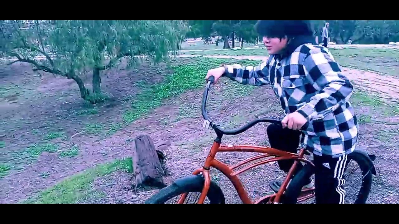 solo en bici en el parque