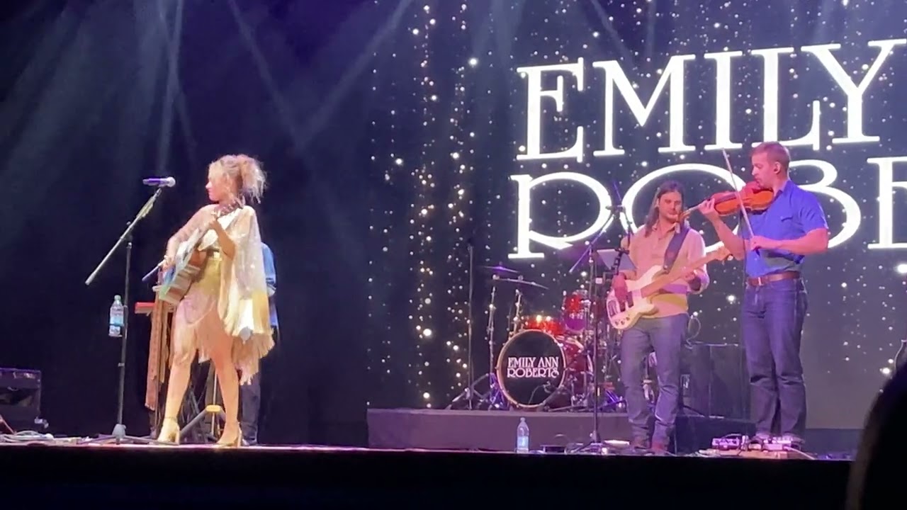 Emily Ann Robert’s live at Dollywood 