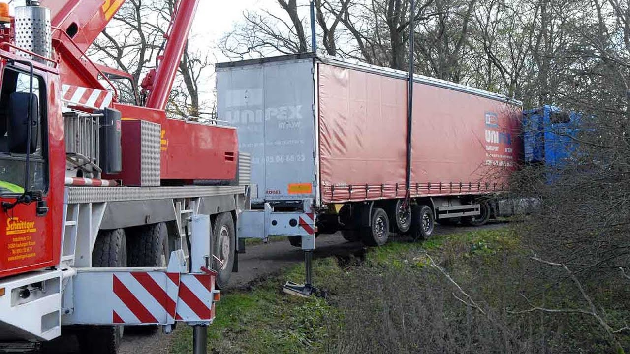Waldeck: Sattelzug f&auml;hrt sich im Feld bei Sachsenhausen fest - Bergung mit Kran