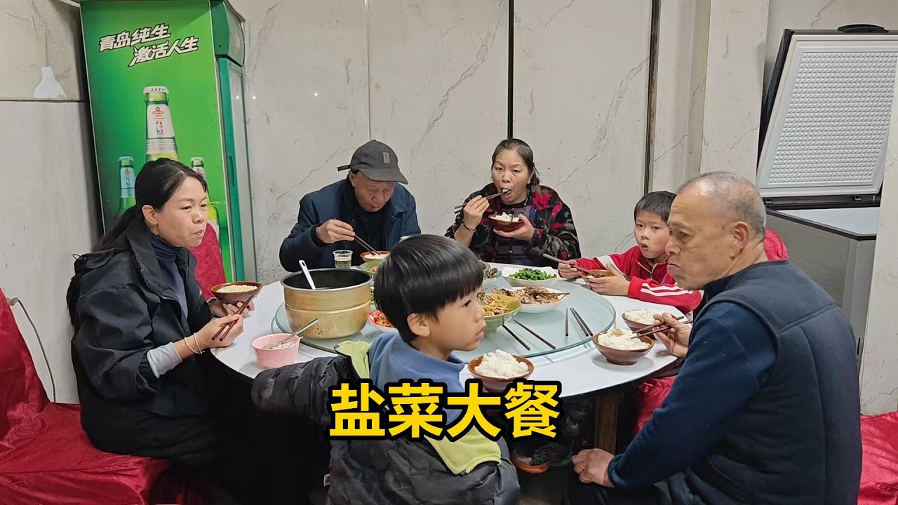 弟弟挖得多春筍，朋友寄來一塊扣肉，媽媽做的鹽菜是絕配，真香【農人家三嫂】