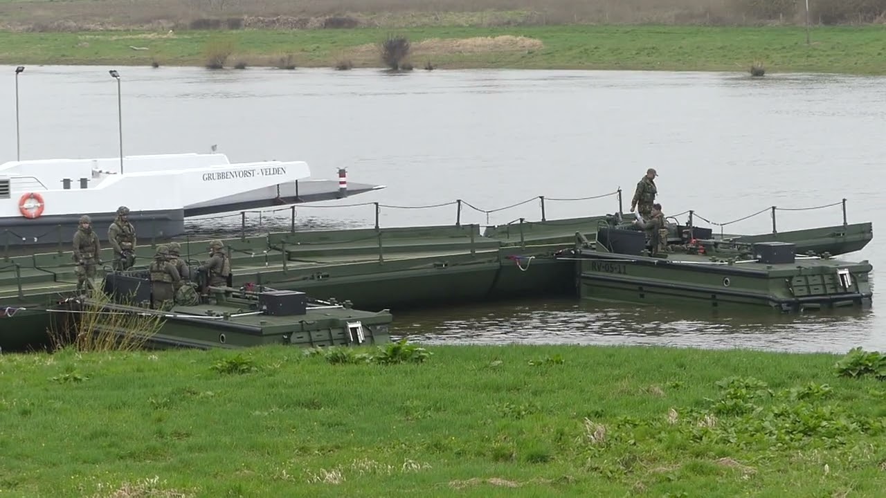 Army practice rivercrossing Velden 2026