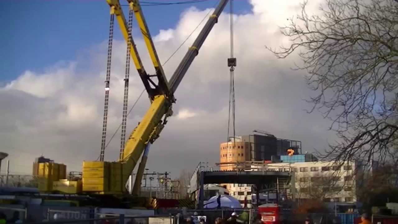 Traverse station Alkmaar over spoor gehesen