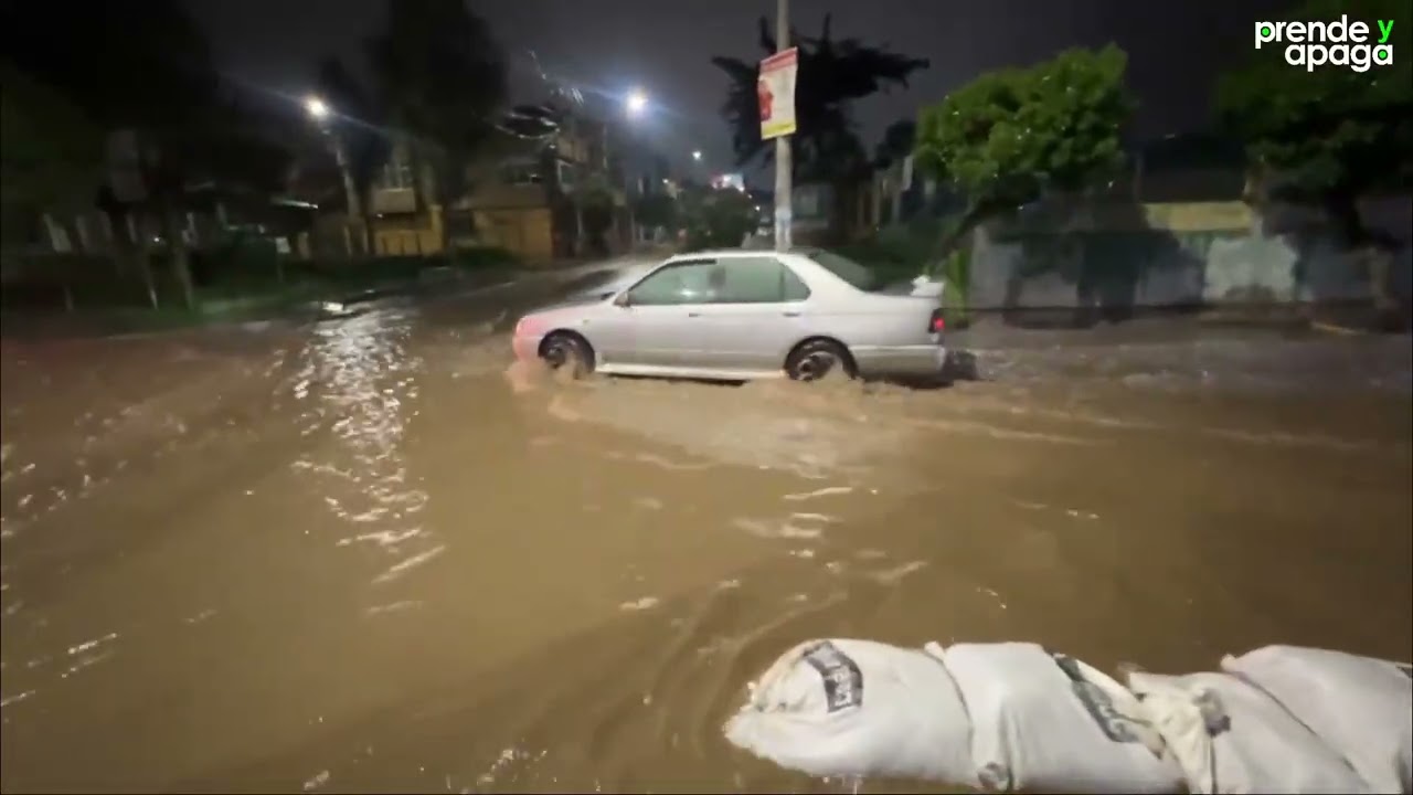 Calles convertidas en ríos por la intensa lluvia en Arequipa, Cerro Colorado