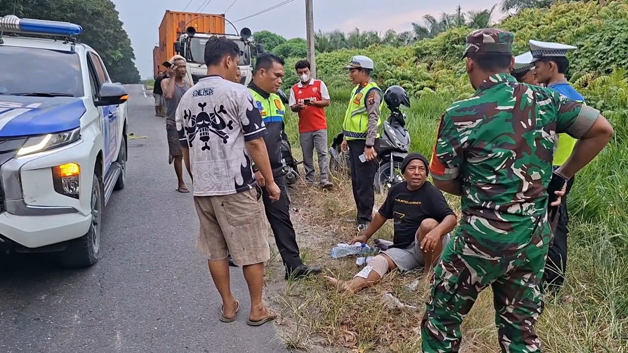 EVAKUASI-EXCAVATOR DITURUNKAN DITKP UNTUK MENGHINDARI KEMACETAN DIJALAN