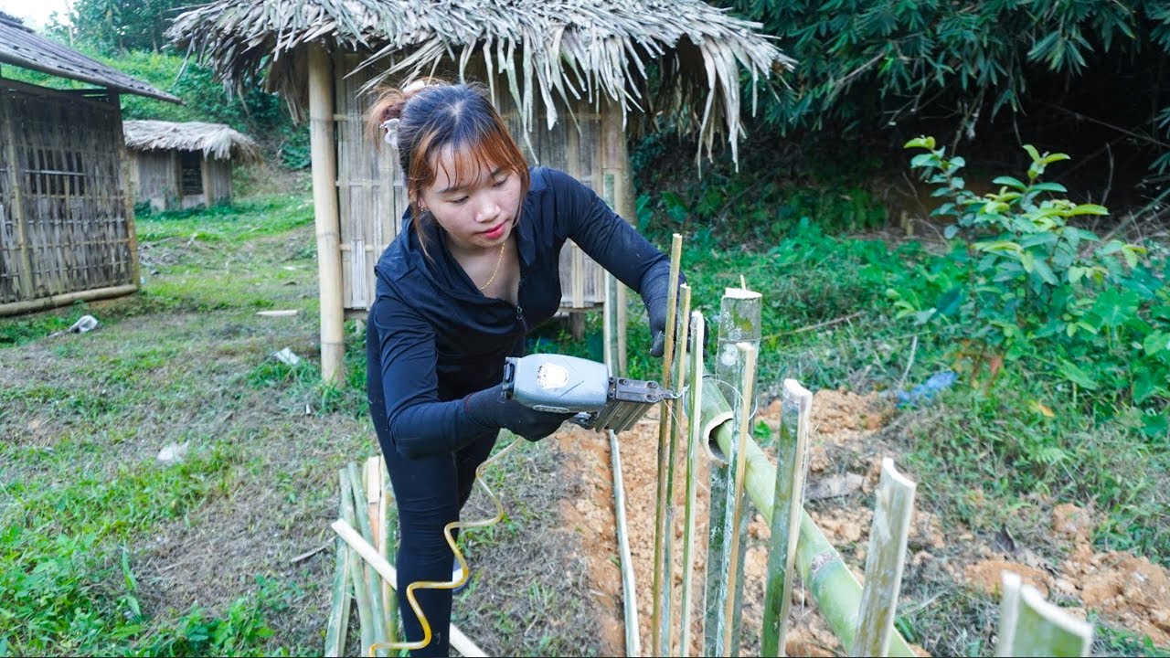 She Builds a Bamboo Gate by Hand as Her Dream House Nears Completion | Ly Hoai Van