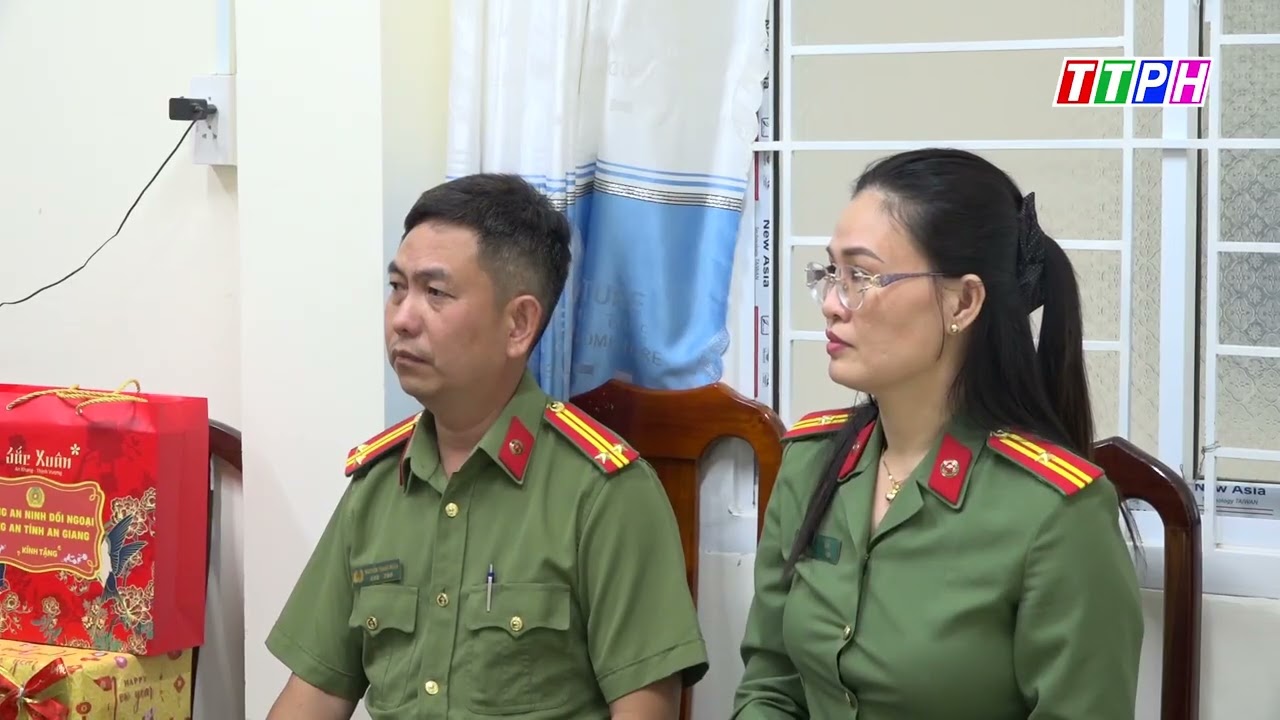 Phòng An ninh đối ngoại Công an tỉnh An Giang trao quà Tết cho người dân xã biên giới Phú Hữu