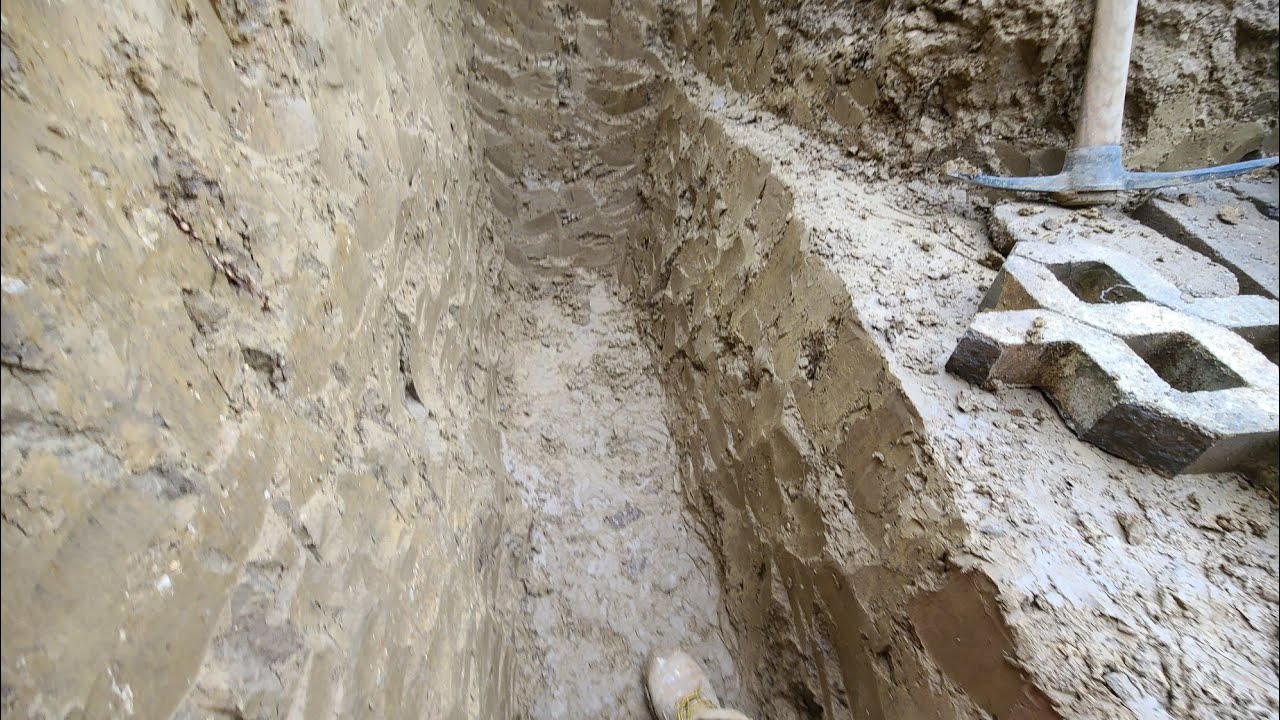 ♻️ Geld sparen auf der Baustelle mit Upcycling. Steinmauer Fundament mit mineralischen Resten