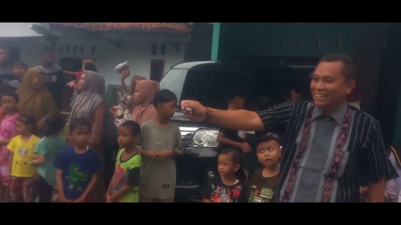 Drumdug Ma'unah Sari Perfom Di Halaman Depan Rumah Pak Lurah