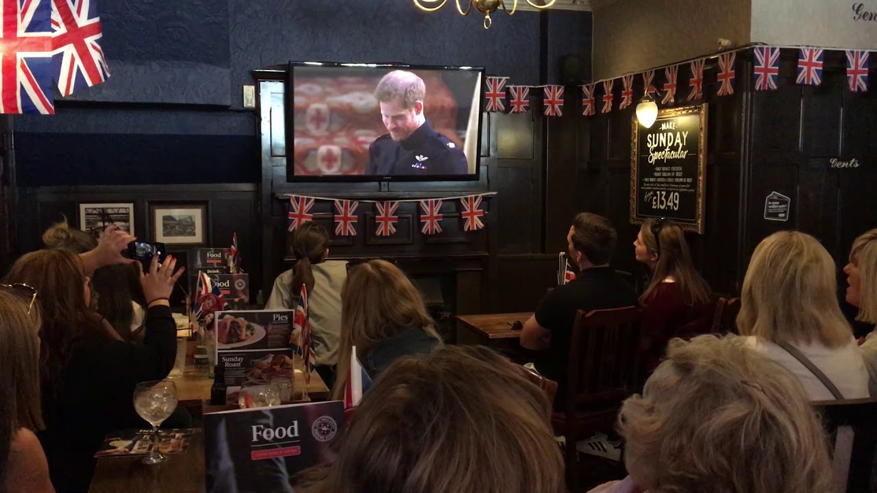 Watching a royal wedding at a pub near Buckingham Palace 19.5.2018