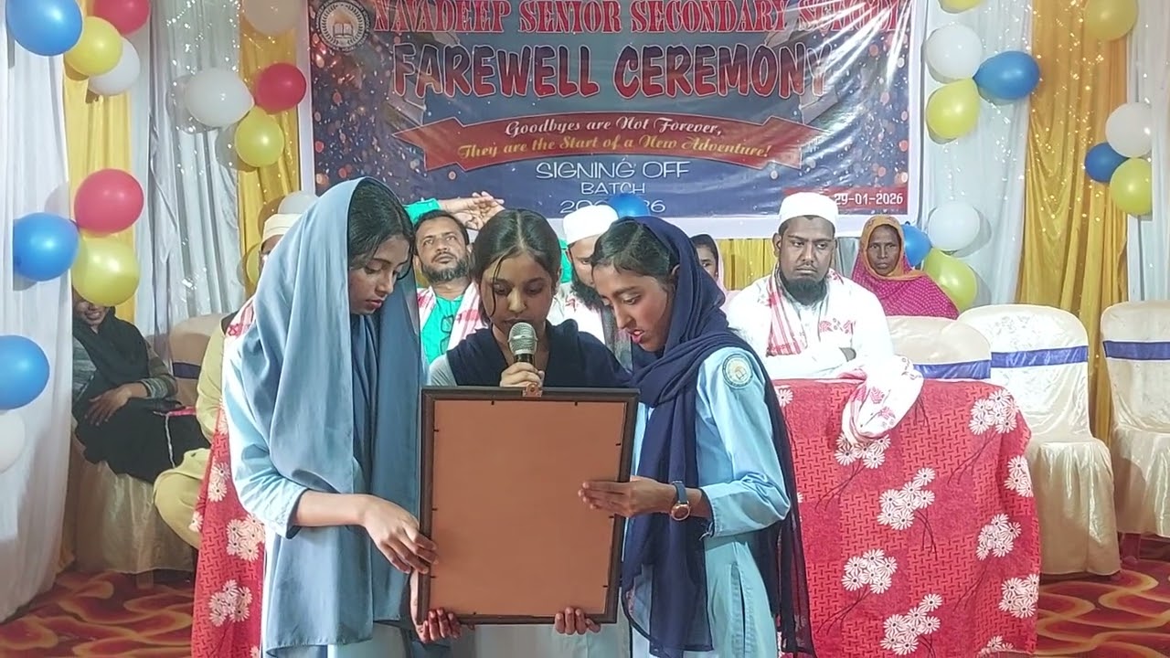 নৱদীপ চিনিয়ৰ ছেকেণ্ডাৰী স্কুলৰ দশম মান শ্ৰেণীৰ বিদায়ী ছাত্ৰ ছাত্ৰীৰ ফালৰ পৰা বিদায় লোৱাৰ দৃশ্য। 