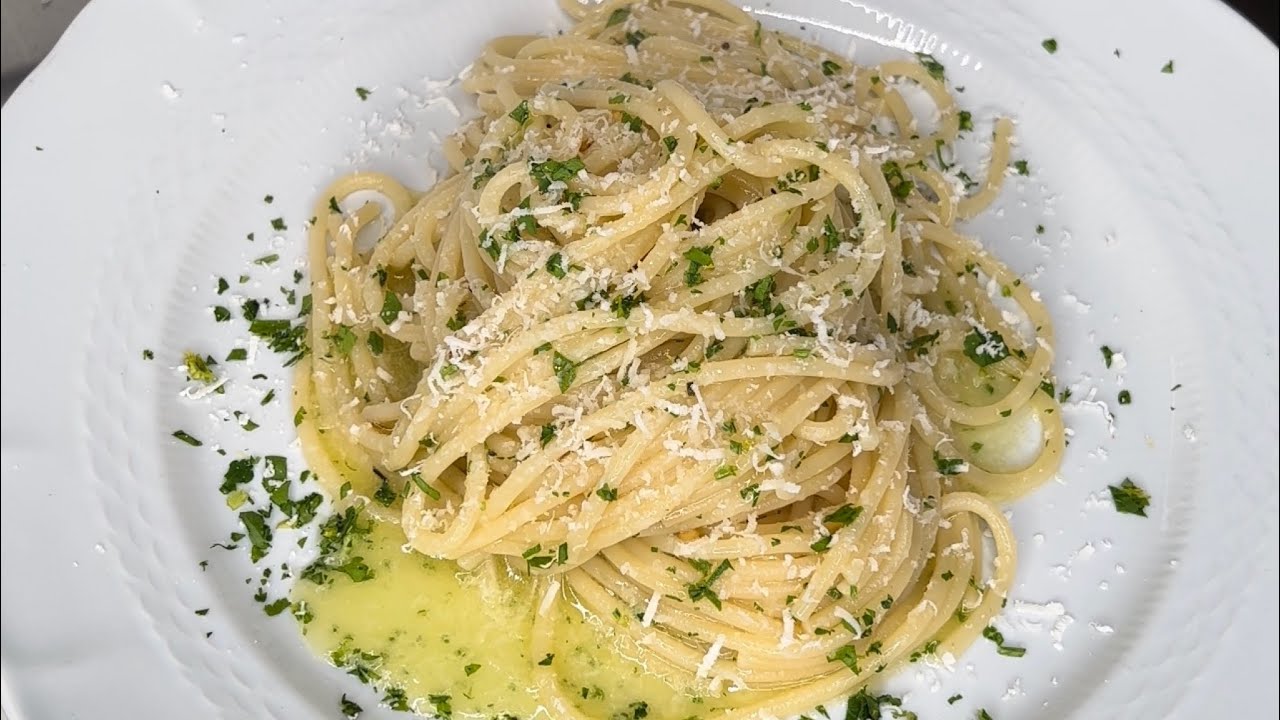 SPAGHETTI AGLIO,OLIO e PEPERONCINOUn CLASSICO  Spaghetti with garlic, oil and hot peppers A classic