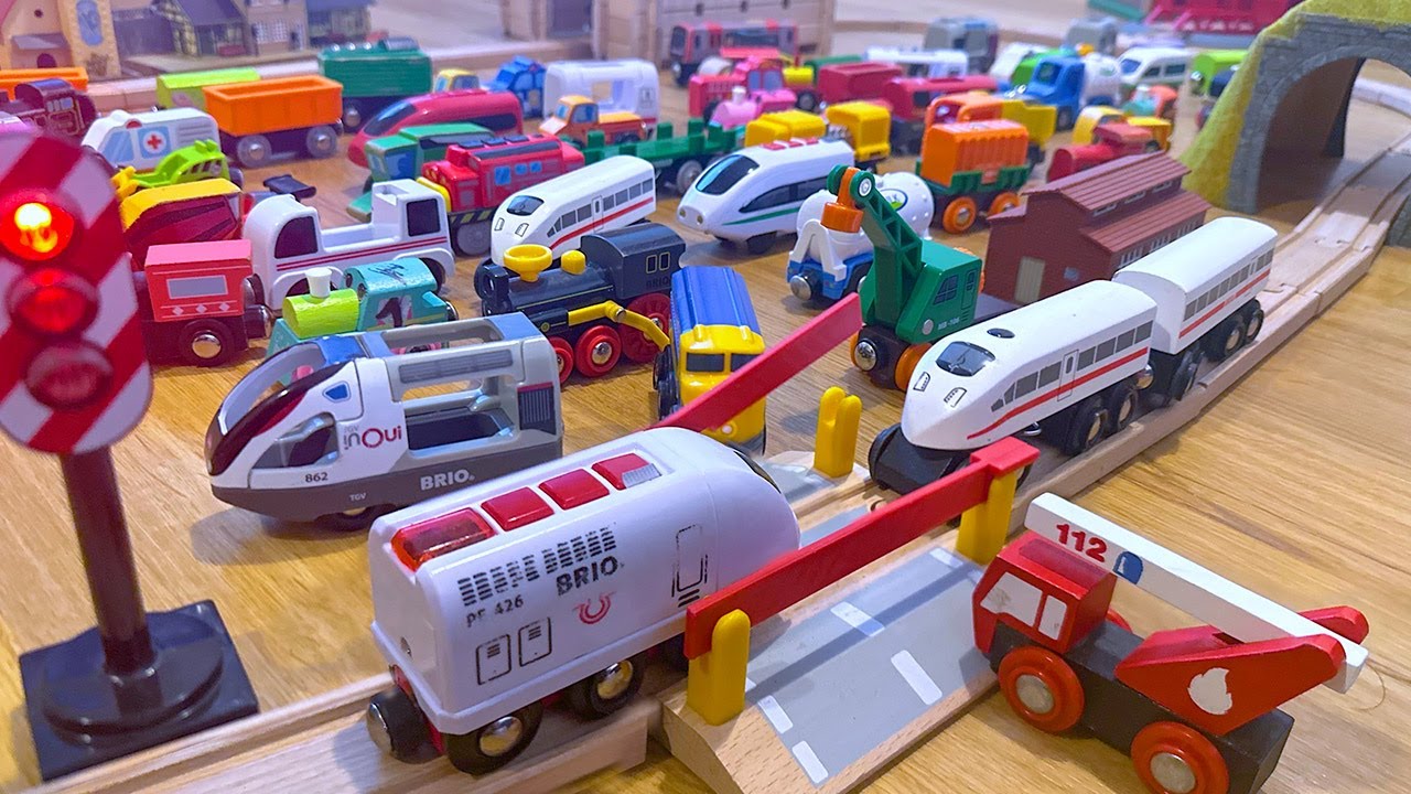 Züge stoppen an der Bahnschranke | Brio Spielzeug aus Holz für Kinder
