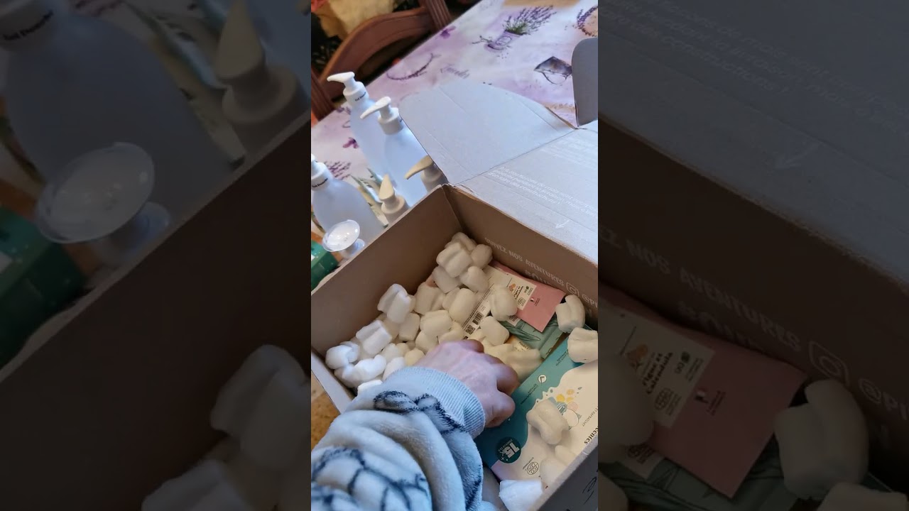 Colis de la marque PIMPANT, des produits faits en France, contenant réutilisable.
