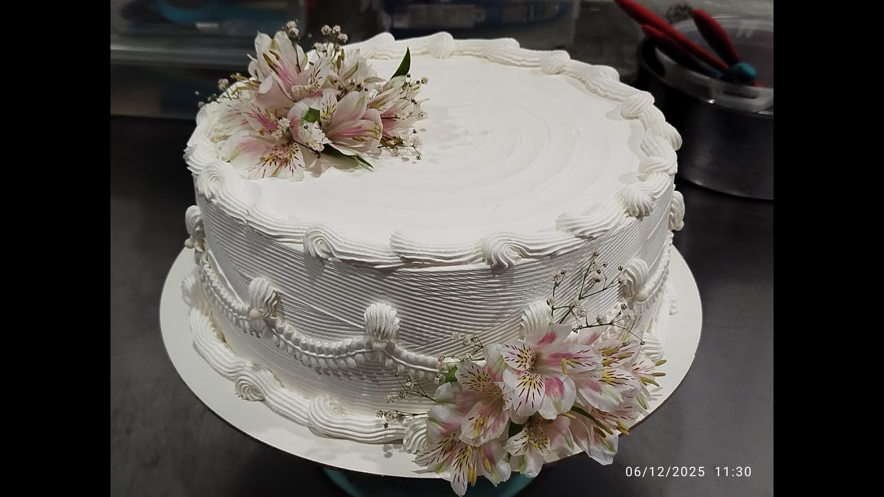 Bolo de noivado com astromélias