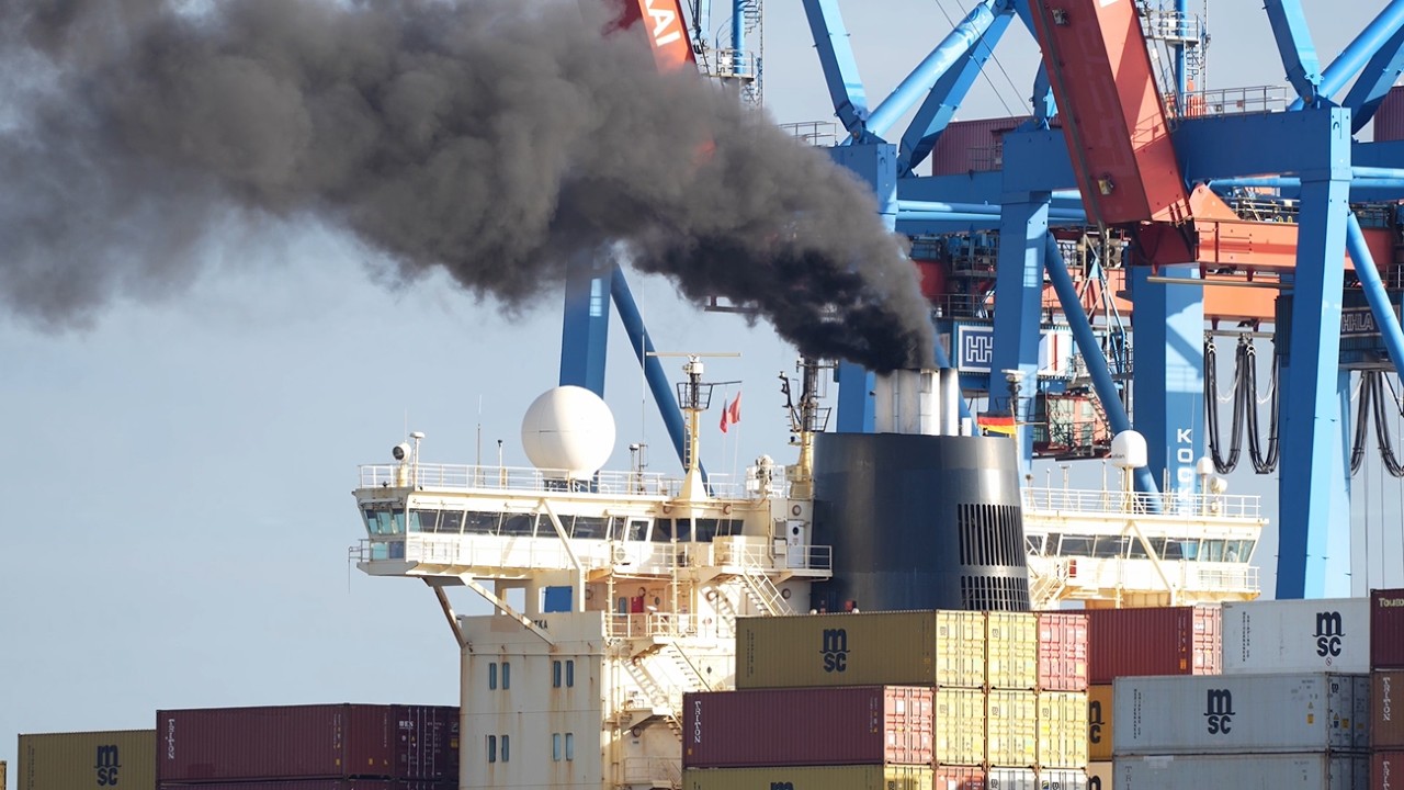 Ships in Hamburg/ 2x Maersk Tripple E Class, Containerships, Tug Boats, Freighters/ Shipspotting
