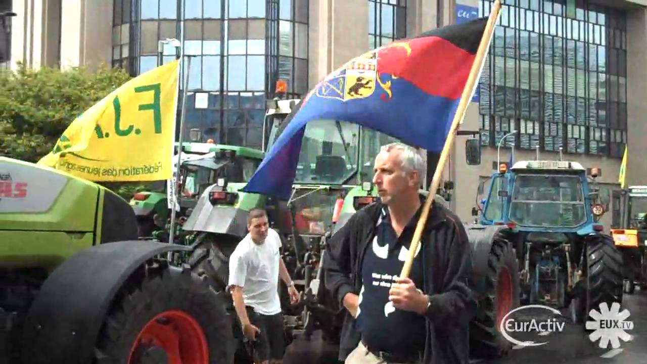 Dairy farmers protest in Brussels as farm ministers meet - raw video by EUX.TV