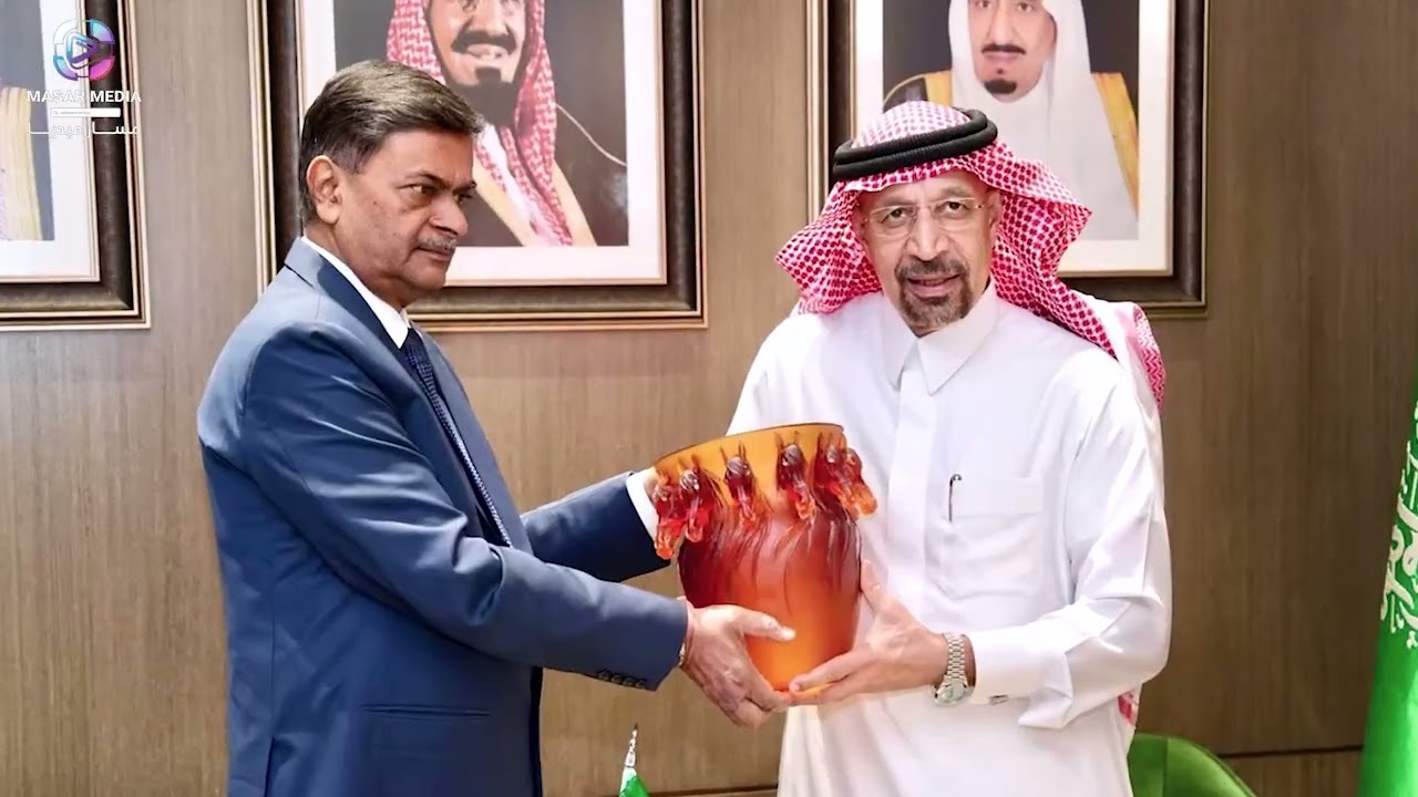 جانب من أعمال فريق التصوير في مسار ميديا خلال تغطية اللقاء الخاص مع وزير الاستثمار السعودي