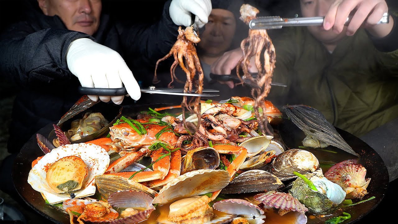 Острый суп из морепродуктов со снежным крабом, осьминогом и различными моллюсками - шоу еды Mukbang.