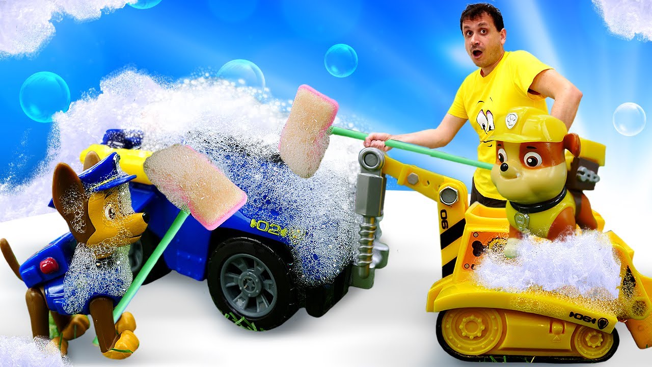 I cuccioli coraggiosi di Paw Patrol lavano le loro macchine giocattolo. Paw Patrol all'asilo nido