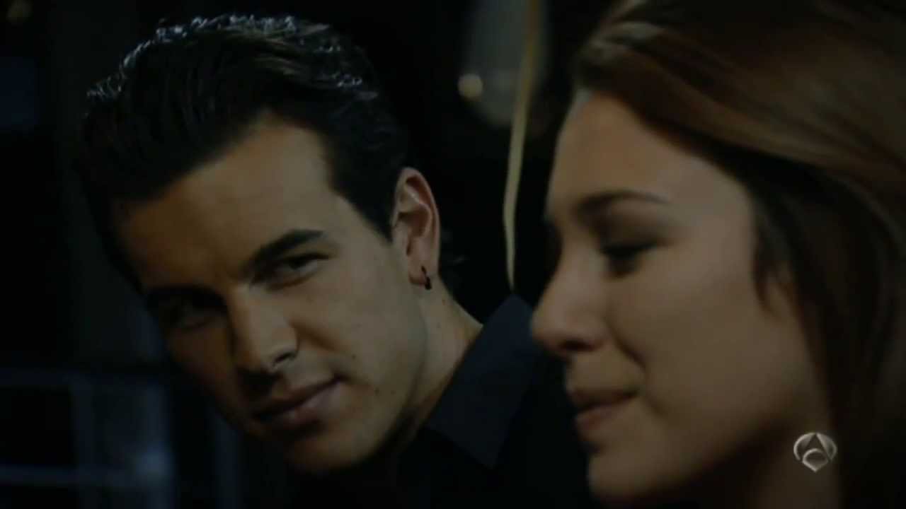 EL BARCO Ainhoa y Ulises escuchando 