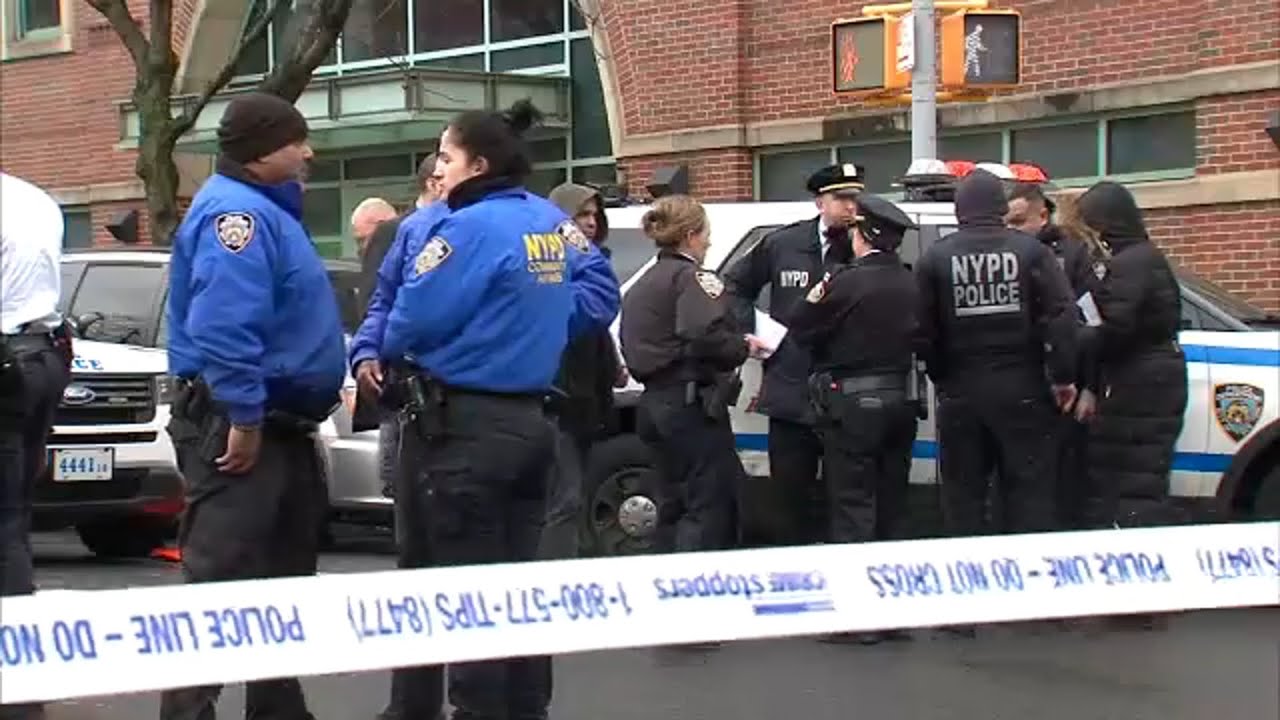 2 suspects on the loose after 2 people including teenage boy shot in Harlem