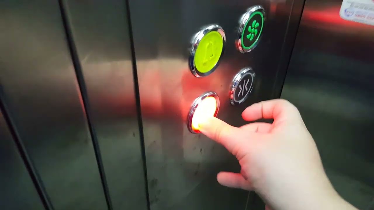 Podyum park Asansörü Art lift Bursa/Nilüfer ve bi yerde 13 kişi bi yerde 8 kişi yazıyor.!!!