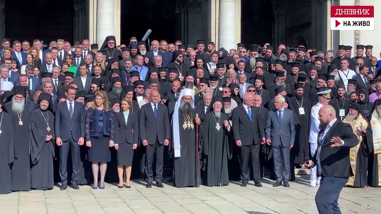 Общата снимка след интронизацията на  новия български патриарх Даниил