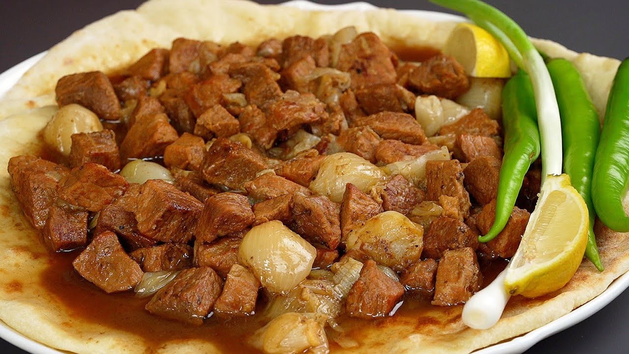 Традиционный рецепт мяса и лука с легким домашним хлебом