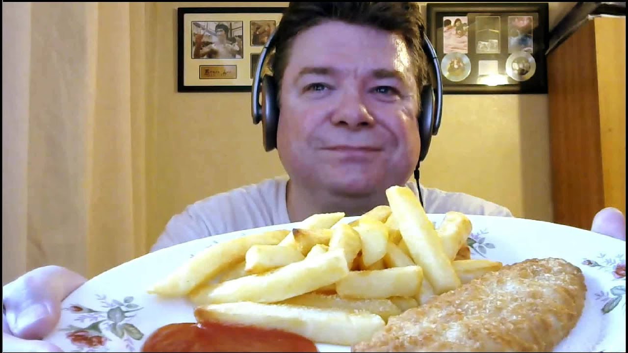 ASMR MUKBANG: ест рыбу с чипсами и пьёт ледяную рибену