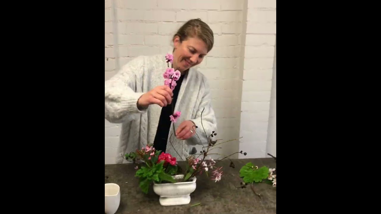 How to Make a Simple Garden Flower Arrangement at Home | Forage & Arrange | Austin Bloom