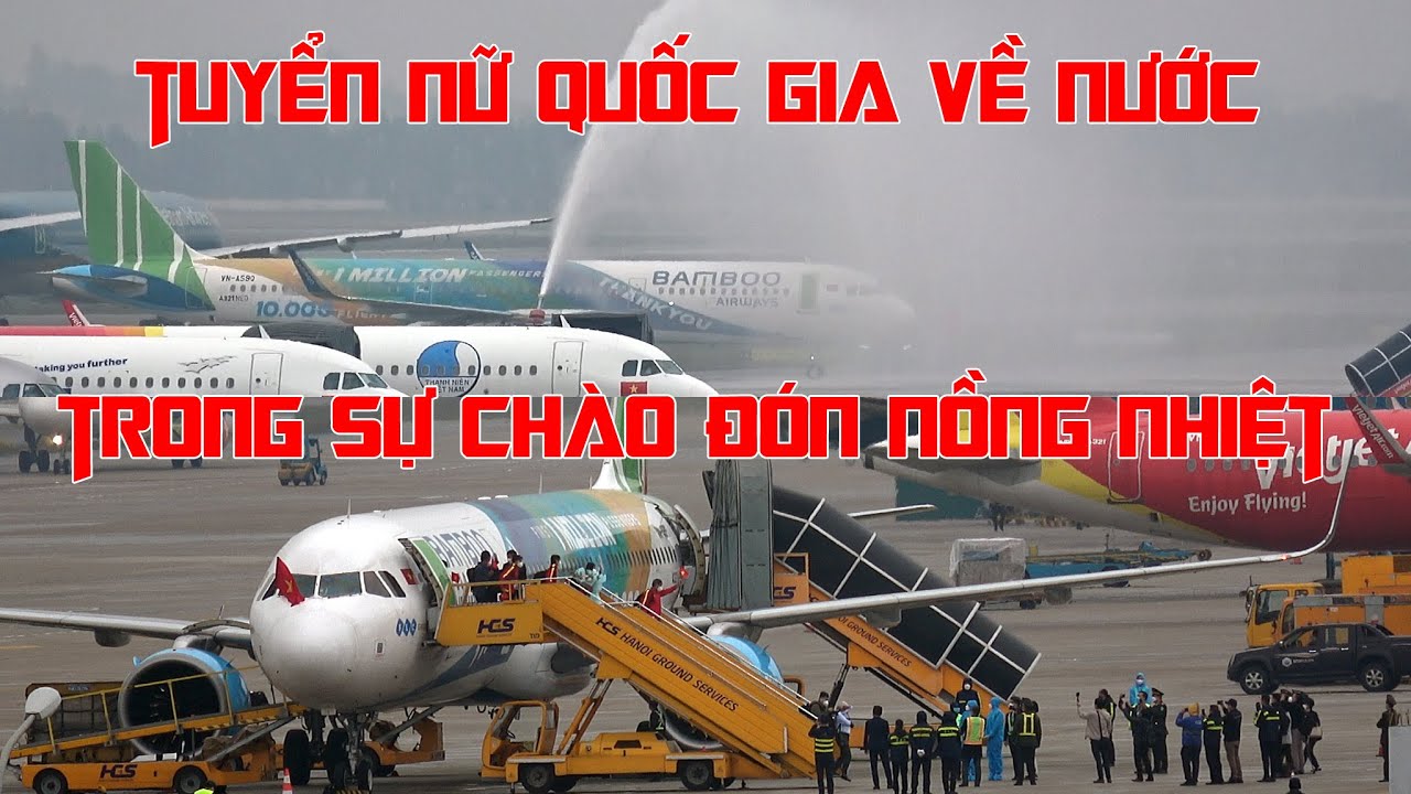 Tuyển nữ Việt Nam về nước trong sự chào đón nồng nhiệt ở sân bay Nội Bài.