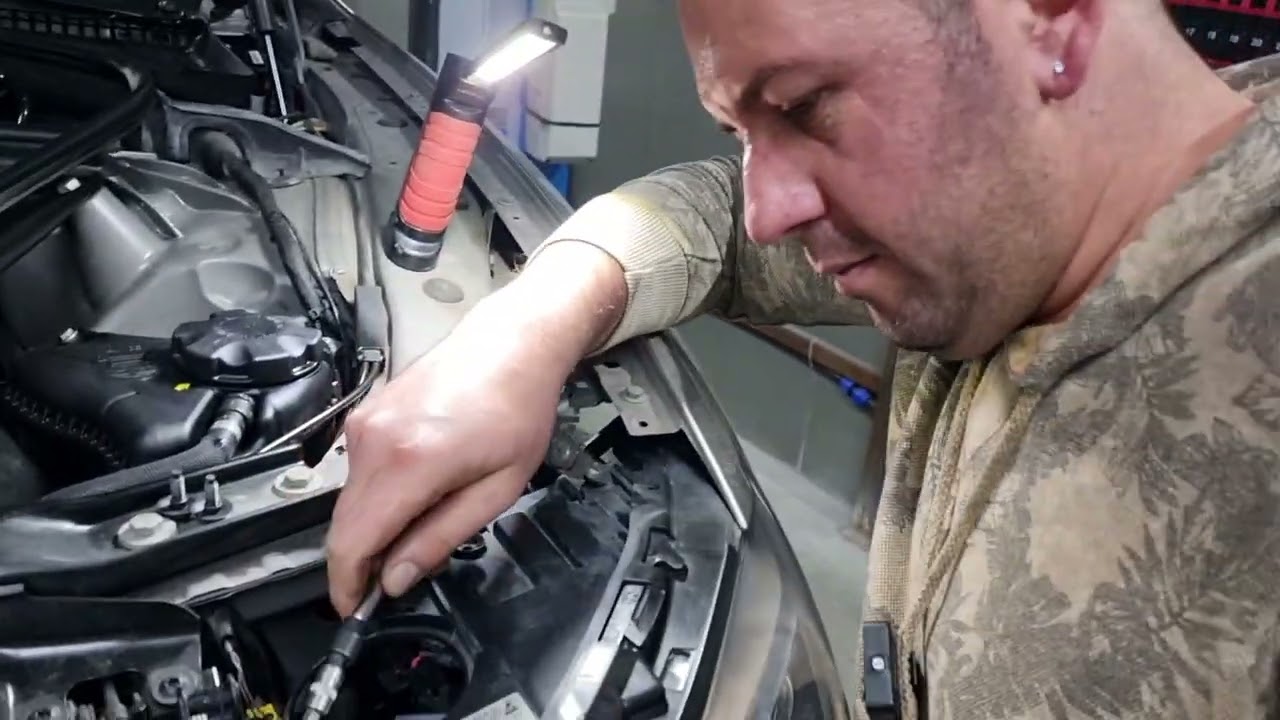 Cum se inlocuiesc becurile XENON cu LEDURI la BMW F 10 - How to upgrade from xenon to led