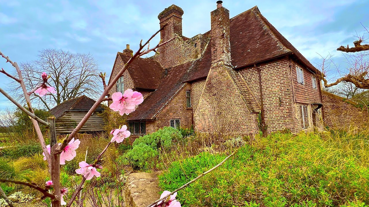 Sissinghurst Castle Garden: Mid March Medley of Spring Flowers