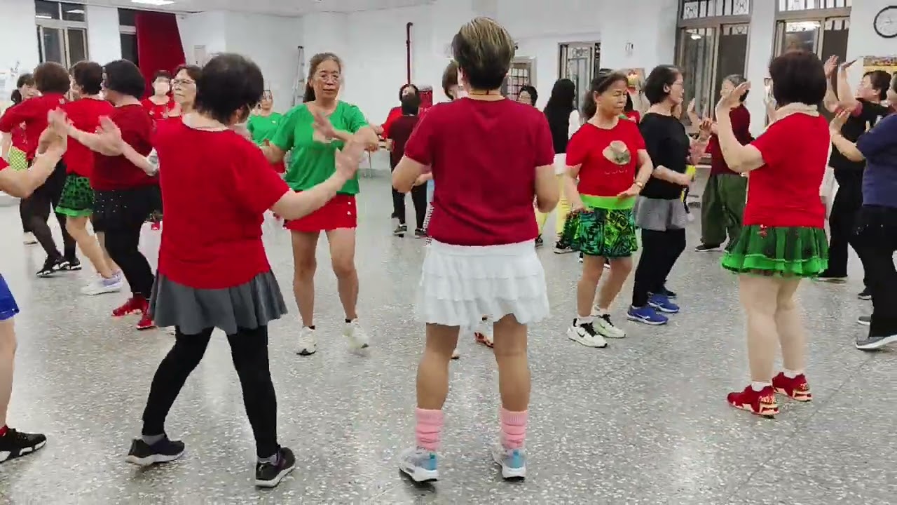 聖誕狂想曲-魏阿美舞蹈團隊示範/自編/簡易帶動#單人創作舞蹈 #廣場舞 