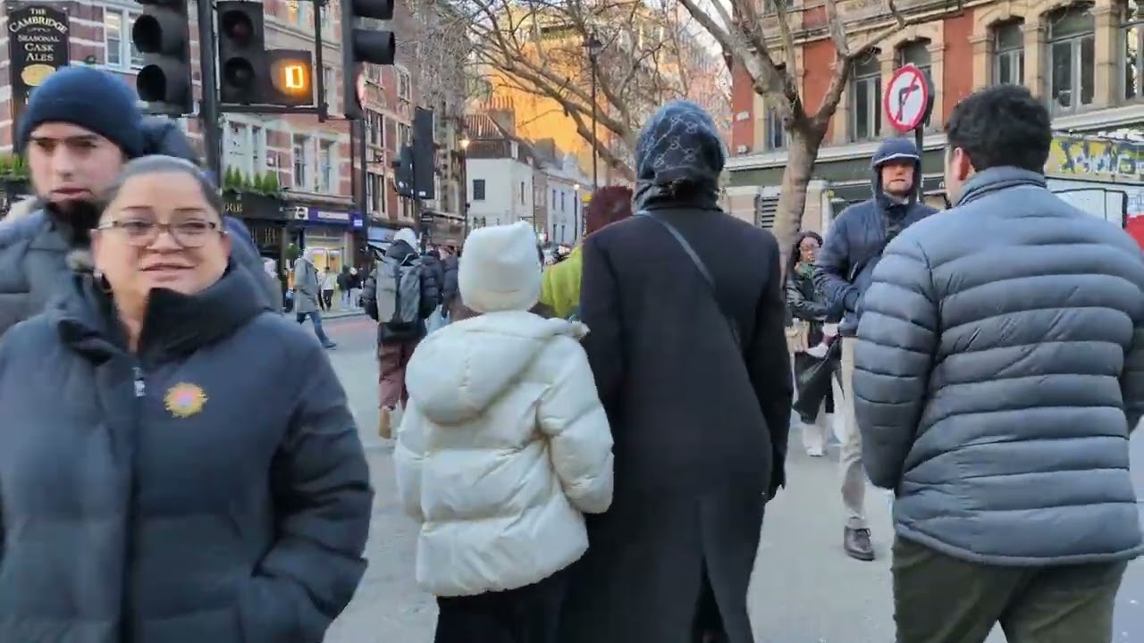 Chinatown to Tottenham Court Road, busy walk in Central London