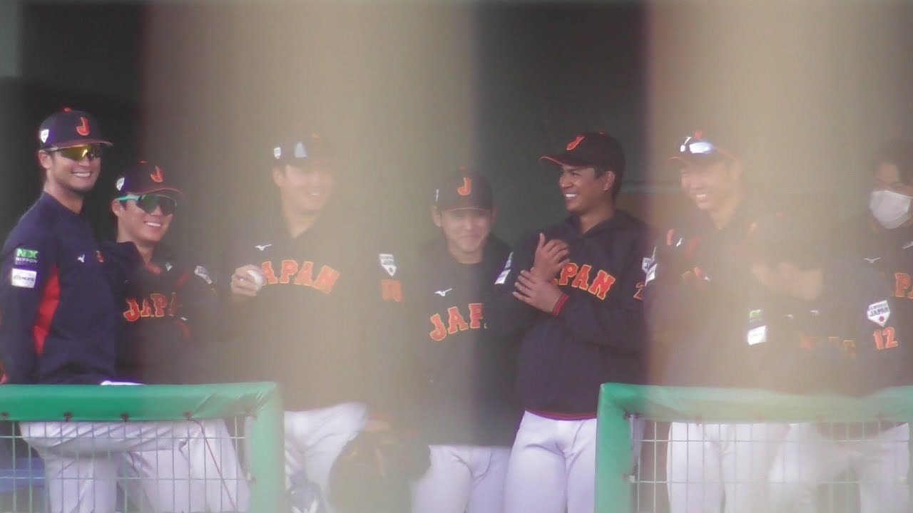 豪華投手陣の中にひとり野手の村上宗隆。皆で楽しそうなシーン(ポイントは説明欄で)(2023/2/26)