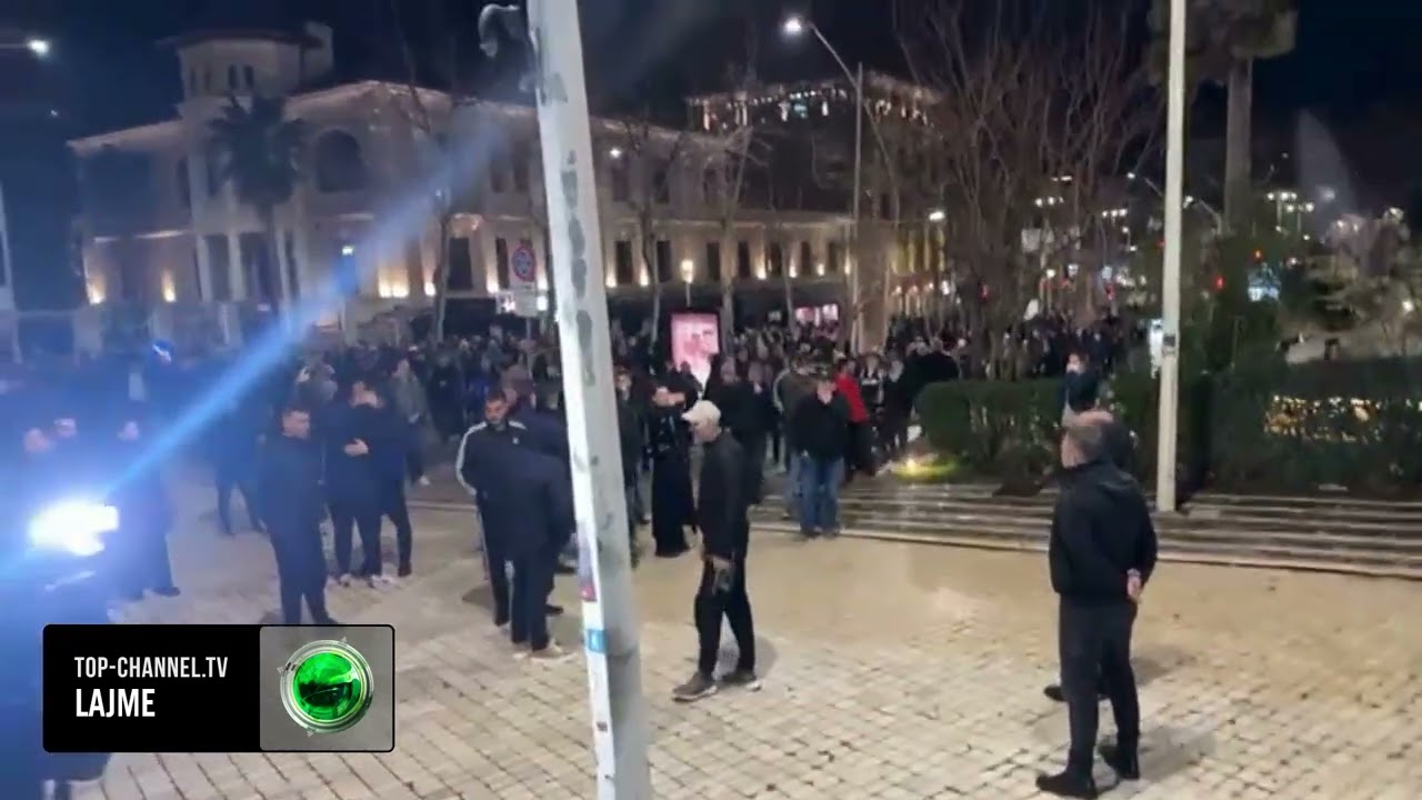Top Channel/ U shpërndanë me ujë nga policia, protestuesit lënë sheshin dhe i drejtohen Kuvendit