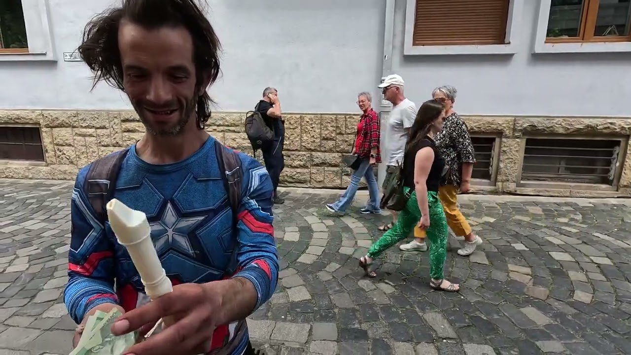 SCUFITELE ROSII DE LA VODAFON SI OMUL CARE NU A MINCAT NIMIT TOATA ZIUA