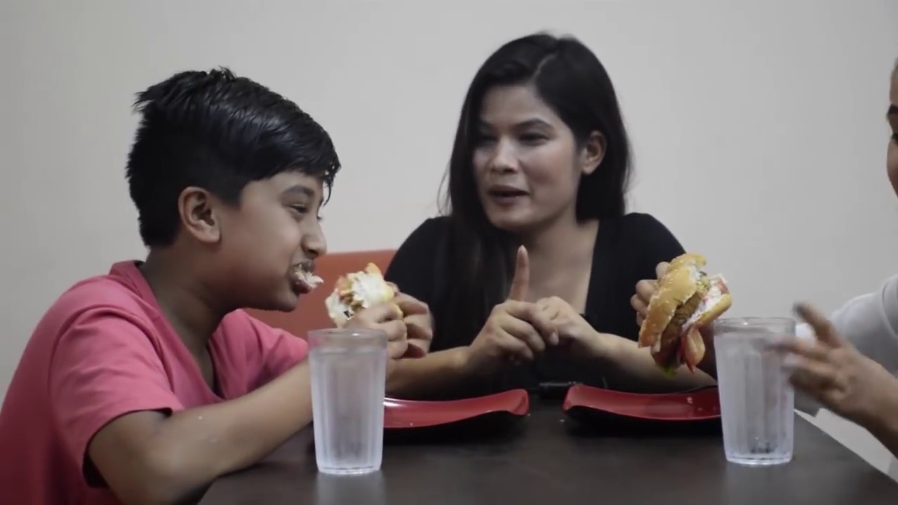 अनुभब र सेड्रीनाको Burger Challenge||Mero Show||Anubhav/Sedrina/Trisha