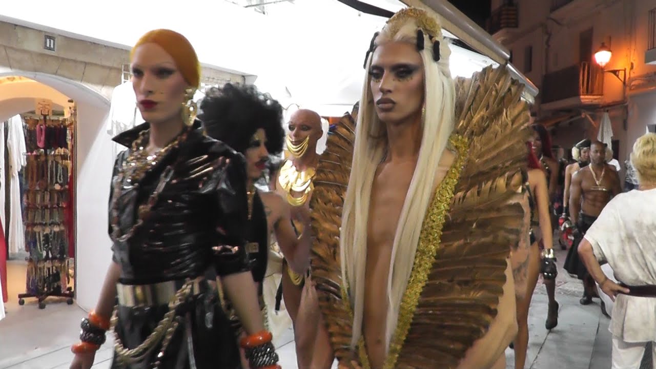 IBIZA | DISCOTECAS - Pasacalles 2015 / Sexy Girls Show in the Street at Ibiza.