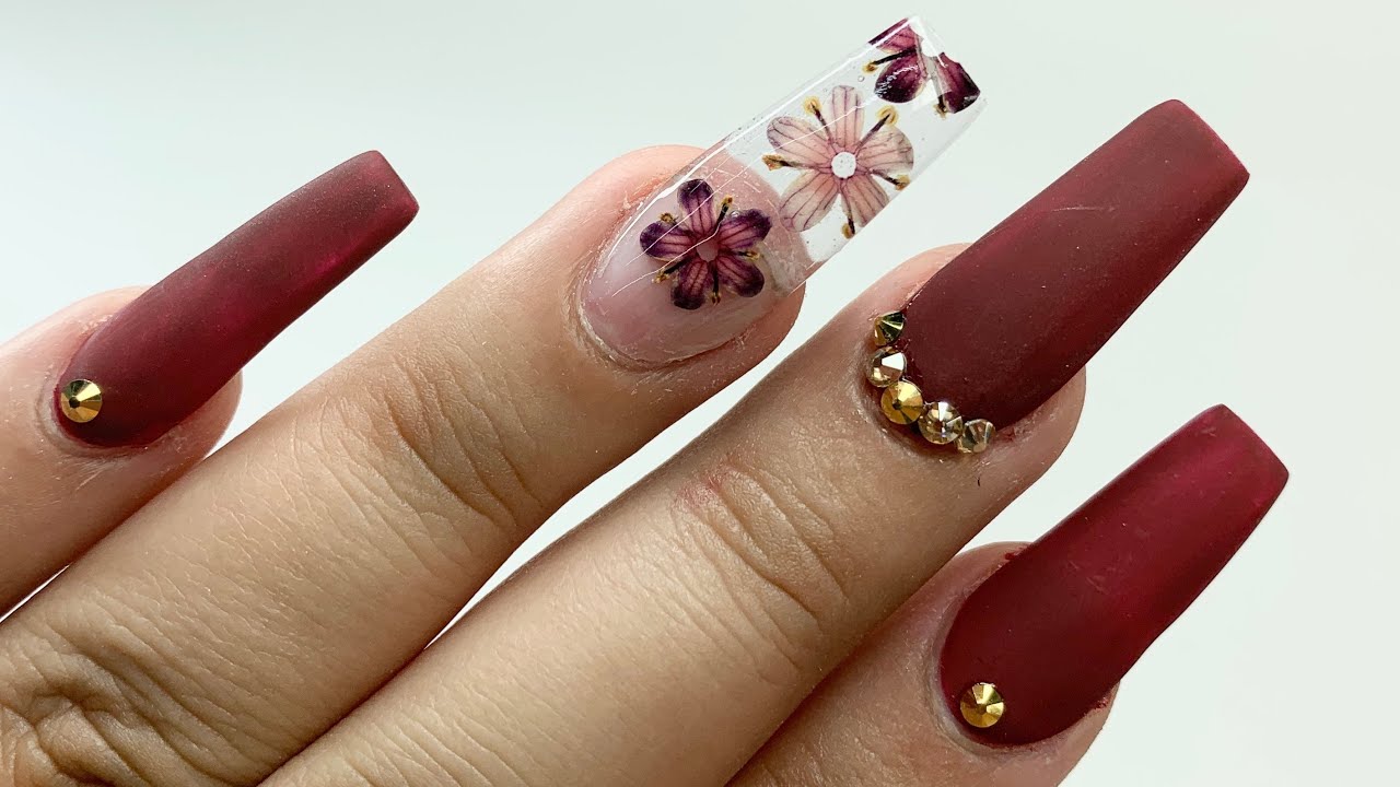 LA CLIENTA INFIEL / Jaayart  UÑAS COLOR VINO