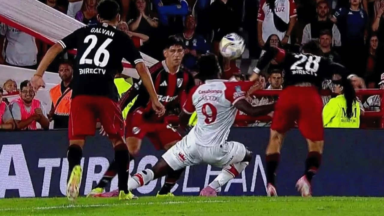 RIVER LE GAN&Oacute; A HURAC&Aacute;N EN EL DEBUT DE CHACHO COUDET CON DOS ROJAS Y TRES PENALES COBRADOS