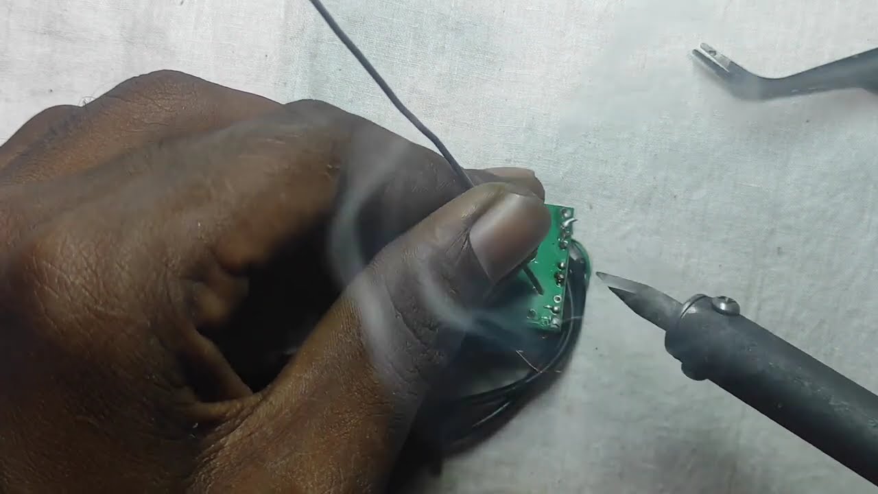 how to make a 5 volt mini amplifier at home// খুব সহোজে ৫ ভোল্ট মিনি অডিও বানানোর উপায  DIY Audio