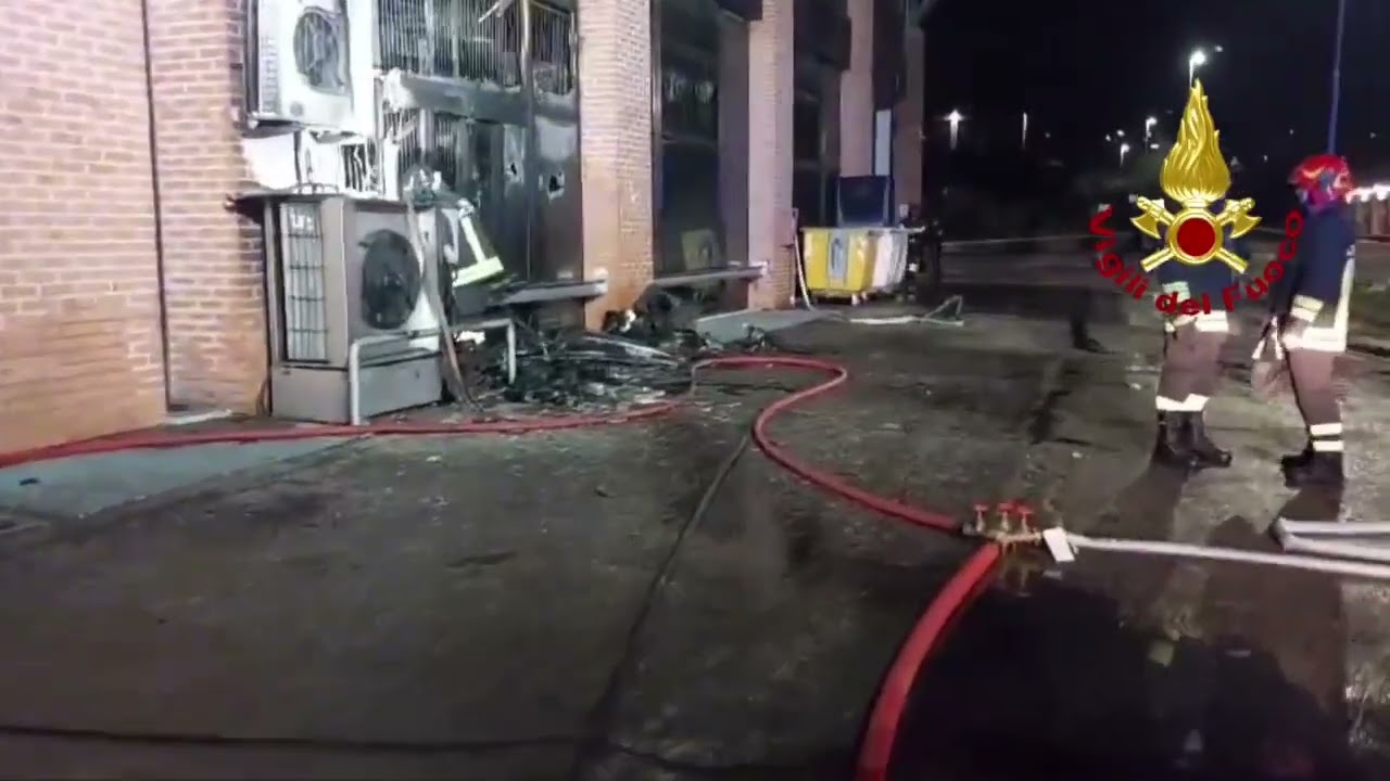 Incendio nel negozio di elettrodomestici, vigili del fuoco in azione